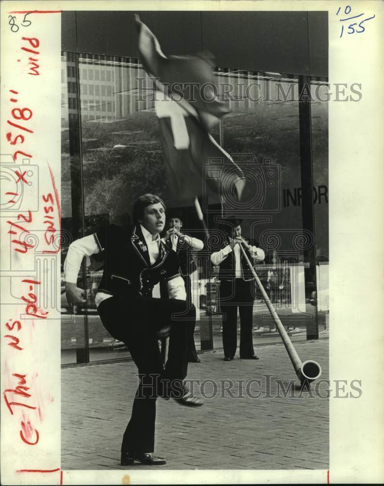 1981 Press Photo Franz Studier dances to alpenhorn at Swiss Festival in Houston - Historic Images