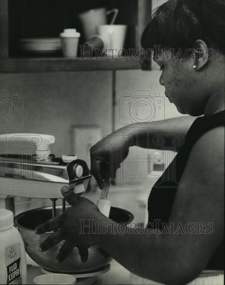 1968 Press Photo Mildred Davis cooks candy at Job Corps Center for Women in La. - Historic Images