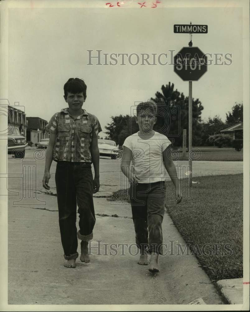 1961 Press Photo Dennis Brown, Bruce Foster, Houston, Walk Side by Side on Road - Historic Images