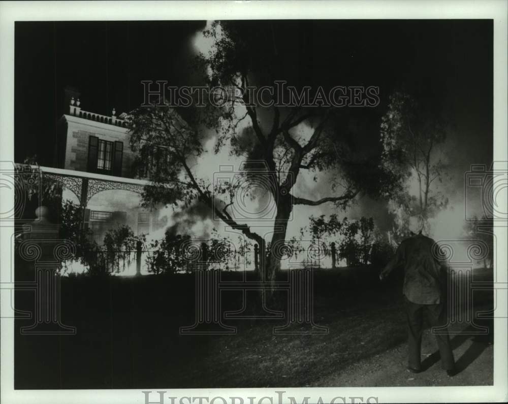 1983 Drogheda on fire in scene from "The Thorn Birds" - miniseries - Historic Images