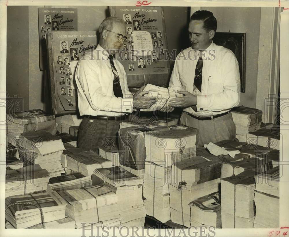 1956 Press Photo Men stack piles music books for church music school in Texas - Historic Images