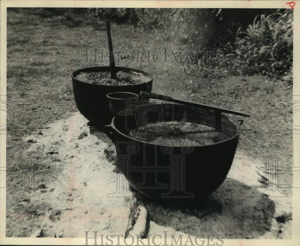 1967 Press Photo Cauldrons for making lye hominy - J.M. Weisnger, Texas - Historic Images