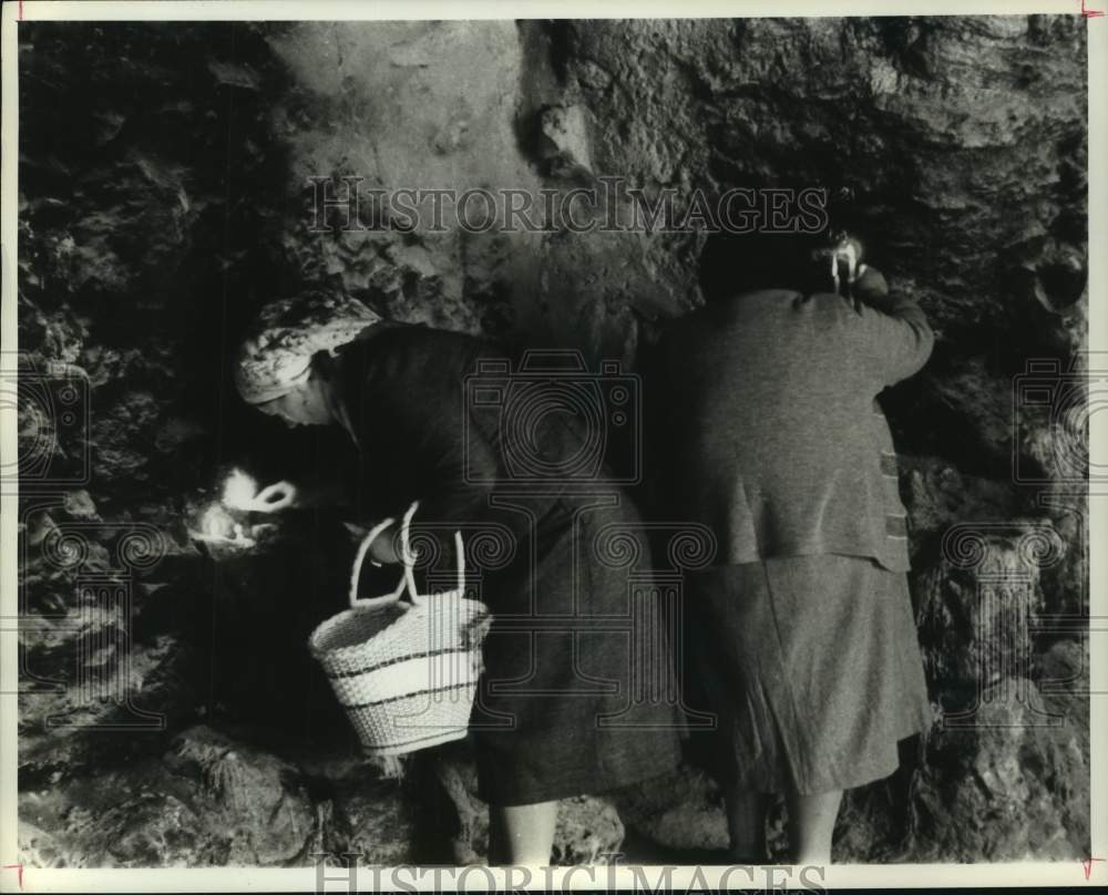 1961 Press Photo Two women lighting candles in rooms leading to Tomb of David - Historic Images