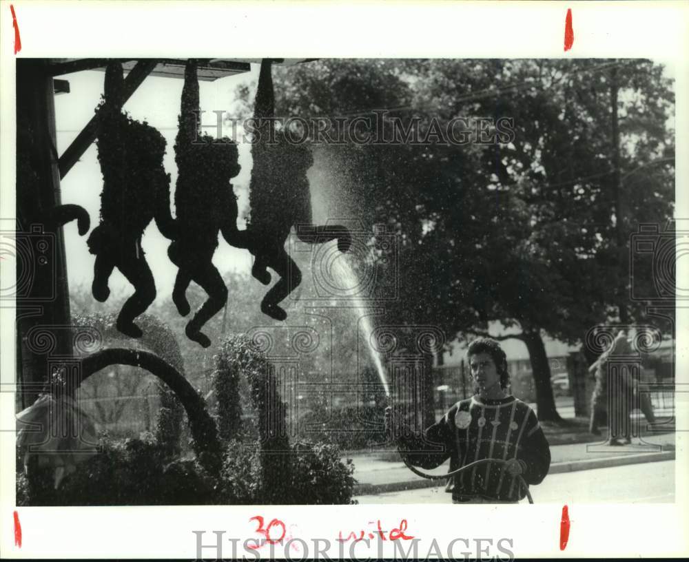 1993 Ludin Lopez waters topiary monkeys at nursery in Houston - Historic Images