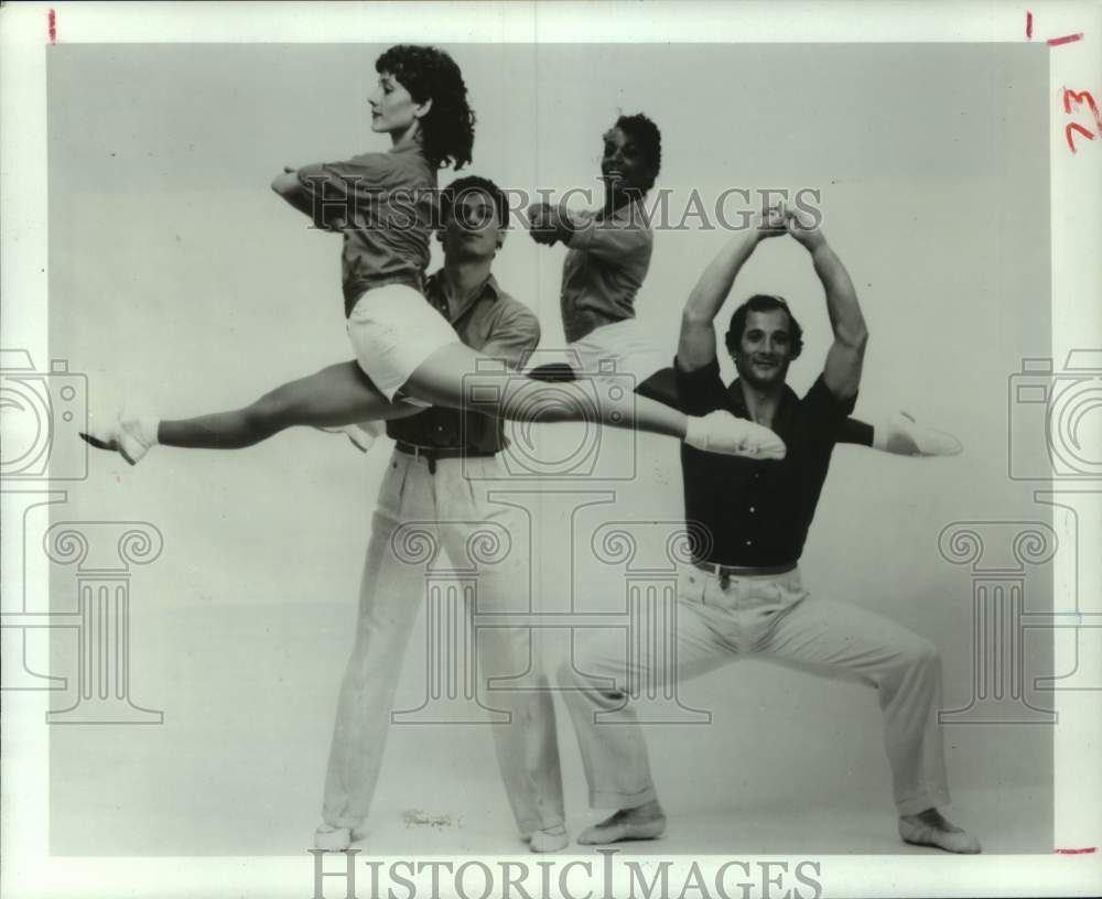 1984 Press Photo Performance by Members of the Twyla Tharp Dance Troup - Historic Images