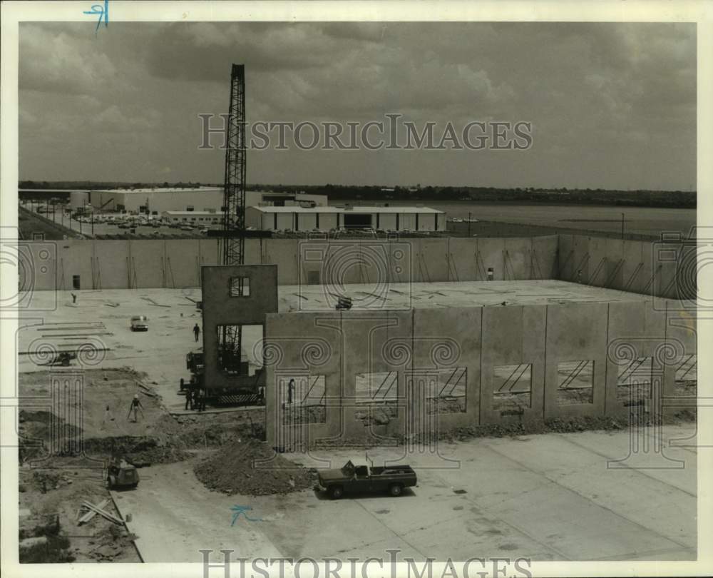 1977 Press Photo Construction of Toshiba International Corporation, Houston - Historic Images