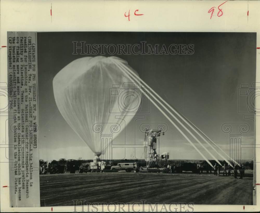 1966 Press Photo Balloon Readied for Launch at Center in Palestine, Texas - Historic Images