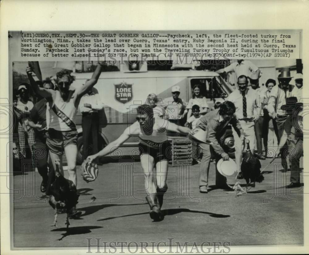 1974 Press Photo Racing turkeys Paycheck and Ruby Begonia II, in Cuero, Texas - Historic Images