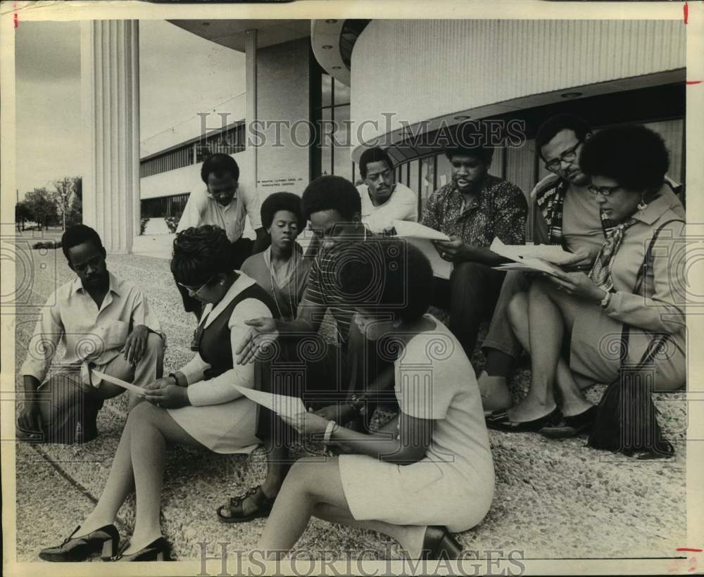 1970 Press Photo Peace Corps Interns at TSU Read Protest Letter on Steps - Historic Images