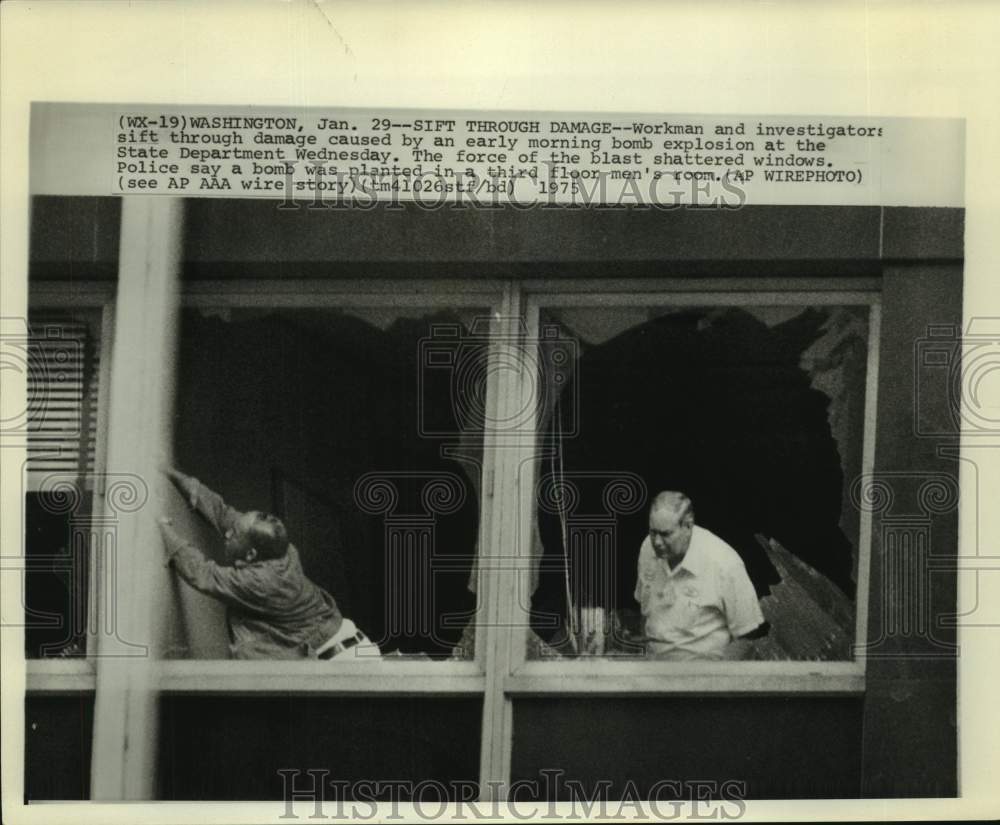 1975 Press Photo Workmen & Investigators Sift Through Damage in Washington D.C. - Historic Images