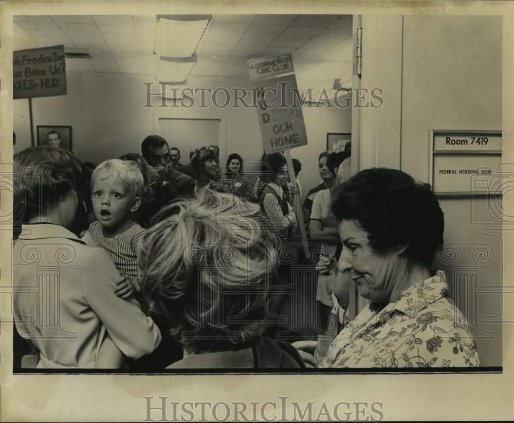 1970 Houston residents inside FHA office - Protest housing project - Historic Images