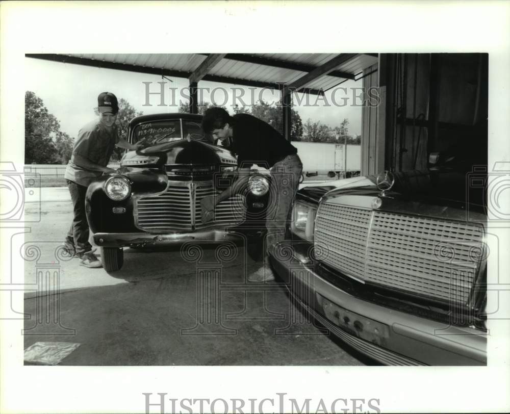 1992 Press Photo Darrell Newman &amp; Dean Johnson polish 1941 Chevy in Houston - Historic Images