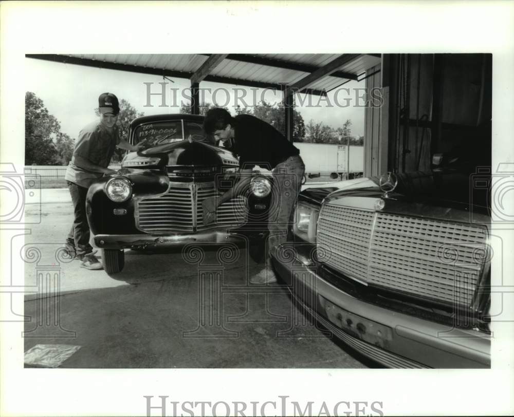 1992 Press Photo Darrell Newman & Dean Johnson polish 1941 Chevy in Houston - Historic Images