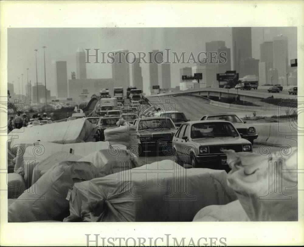 1985 Press Photo Truck loses 22 tons of cotton on 45 South in Houston - Historic Images