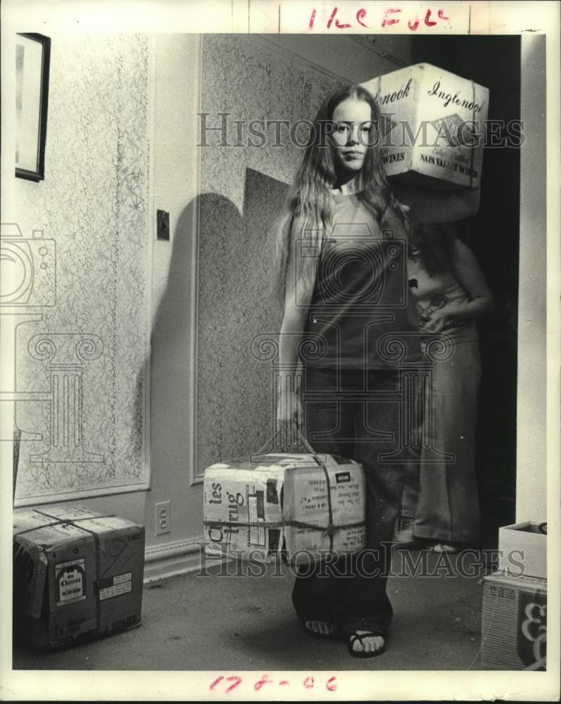 1970 Press Photo Woman carrying packages-Women's Rights - Historic Images