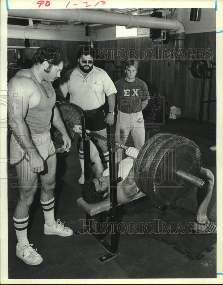 1978 Press Photo Gil Thompson weightlifting 405 lbs with spotters in Texas - Historic Images