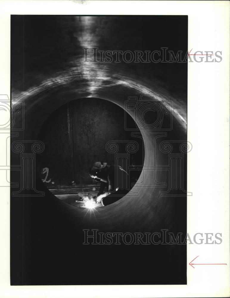 1987 Press Photo Welder Using Oxyacetylene Torch During Construction in Houston - Historic Images