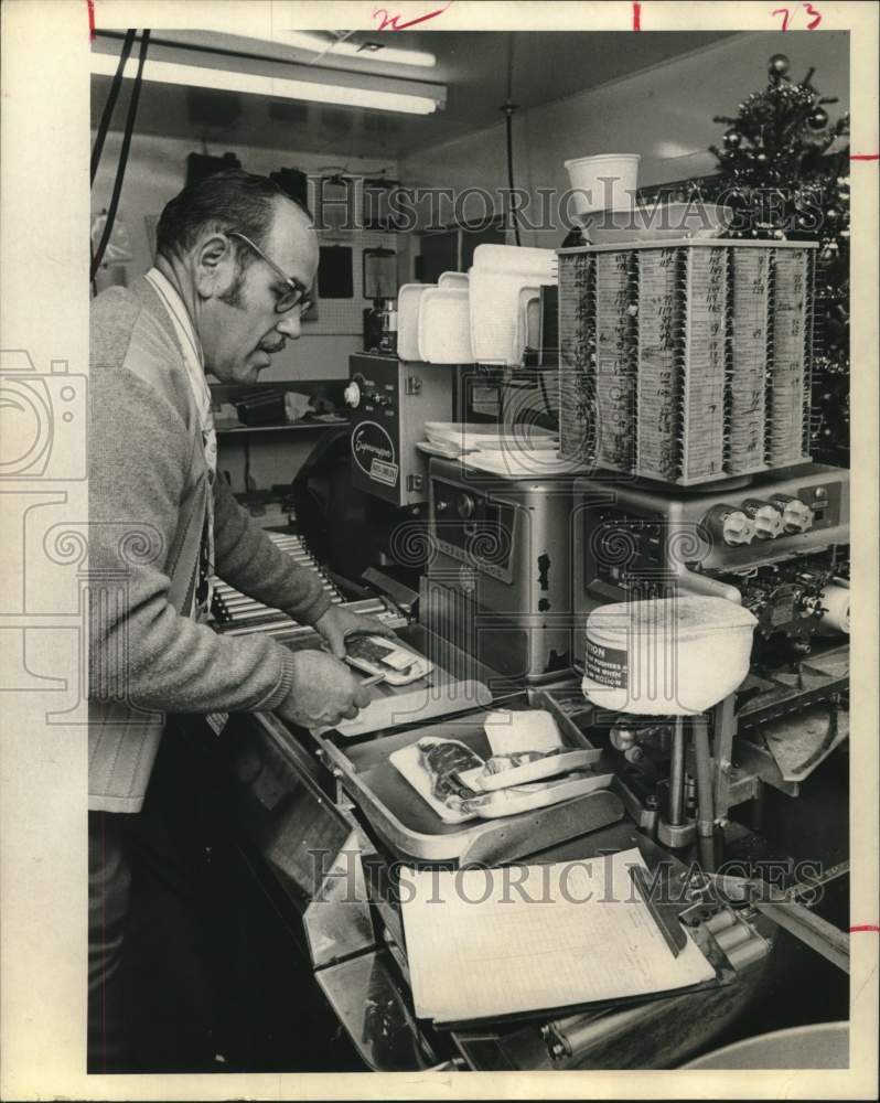 1972 Press Photo Inspector Albert Acrey verifies weight of meat in Houston store - Historic Images