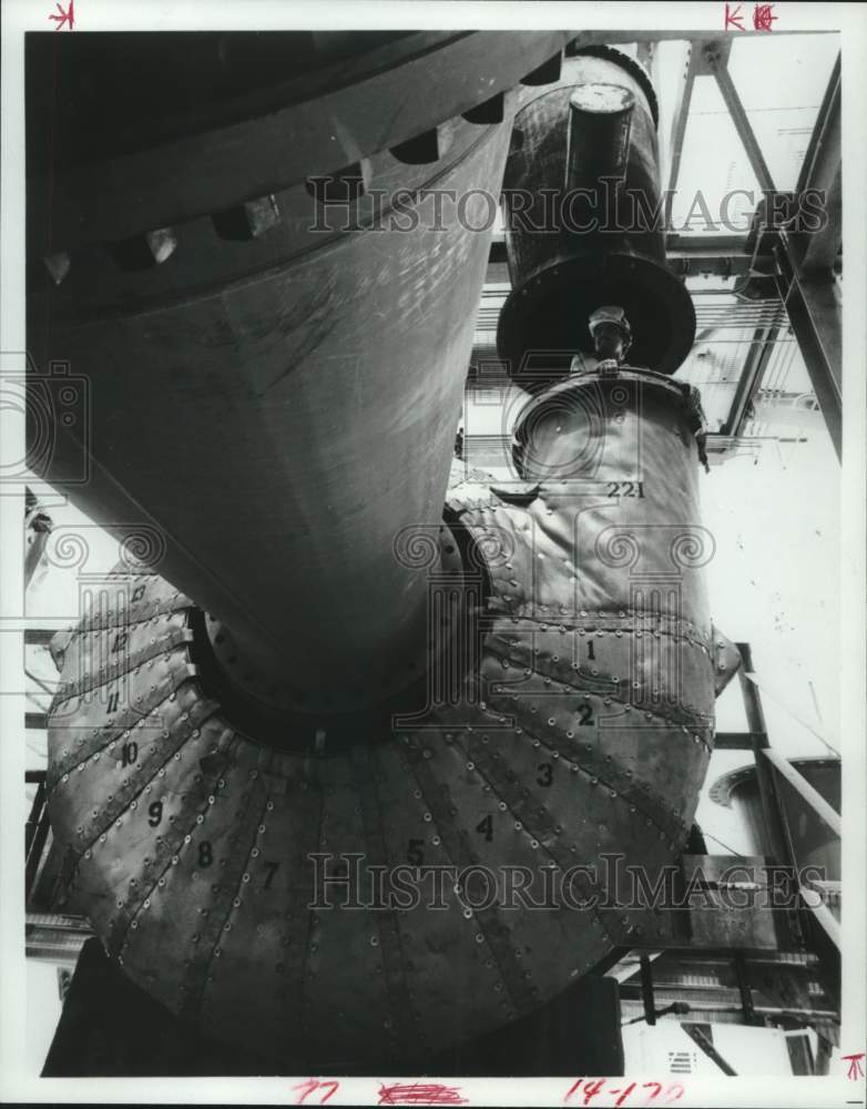 1982 Press Photo Workman installs air blower for USS Chemicals plant in Houston - Historic Images