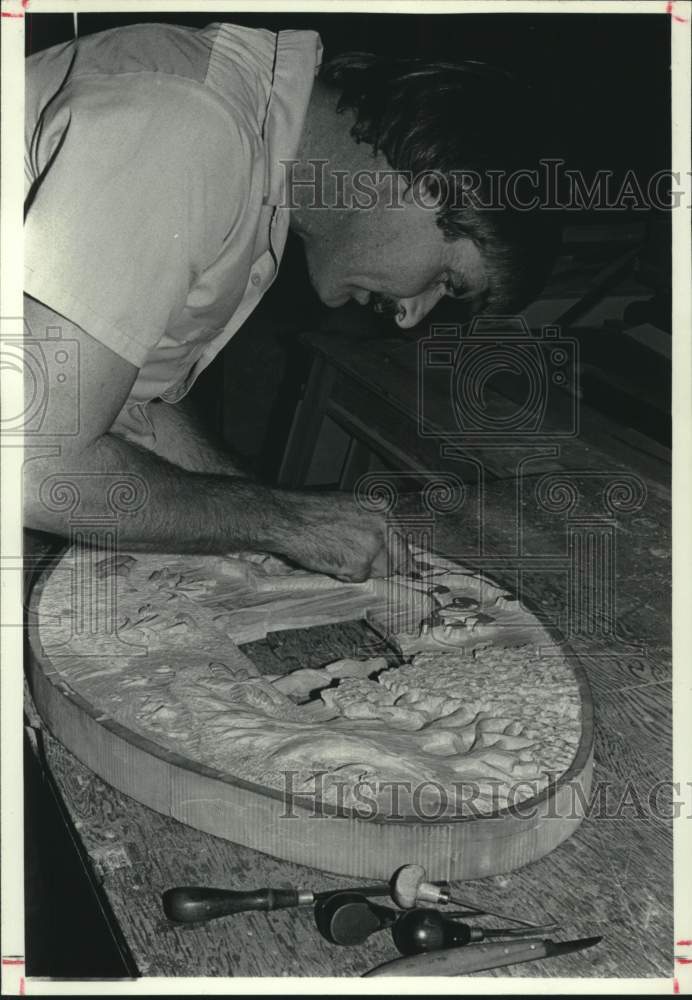 1981 Press Photo Texas woodcarver Charles Davis works on &quot;Worlds of Choice&quot; - Historic Images