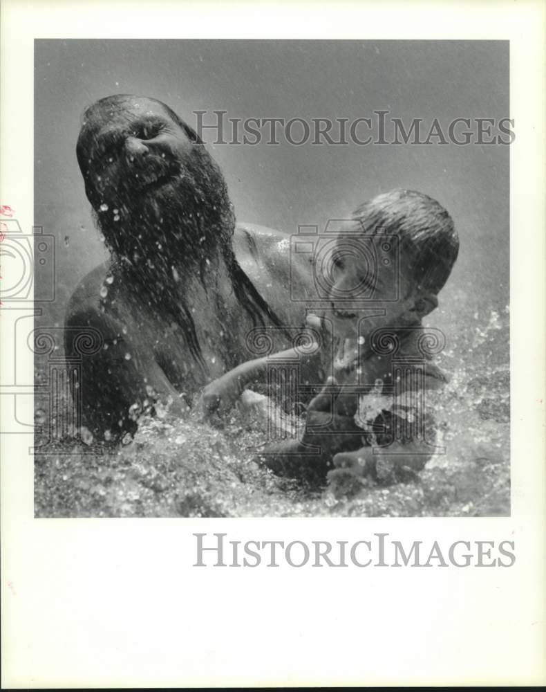 1987 Press Photo James Duncan and Son James Junior in Wortham Fountain, Houston - Historic Images