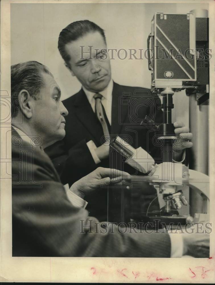 1960 Press Photo Dr. Sumter Arnim and Dr. Alvar Wilska at University of Texas - Historic Images