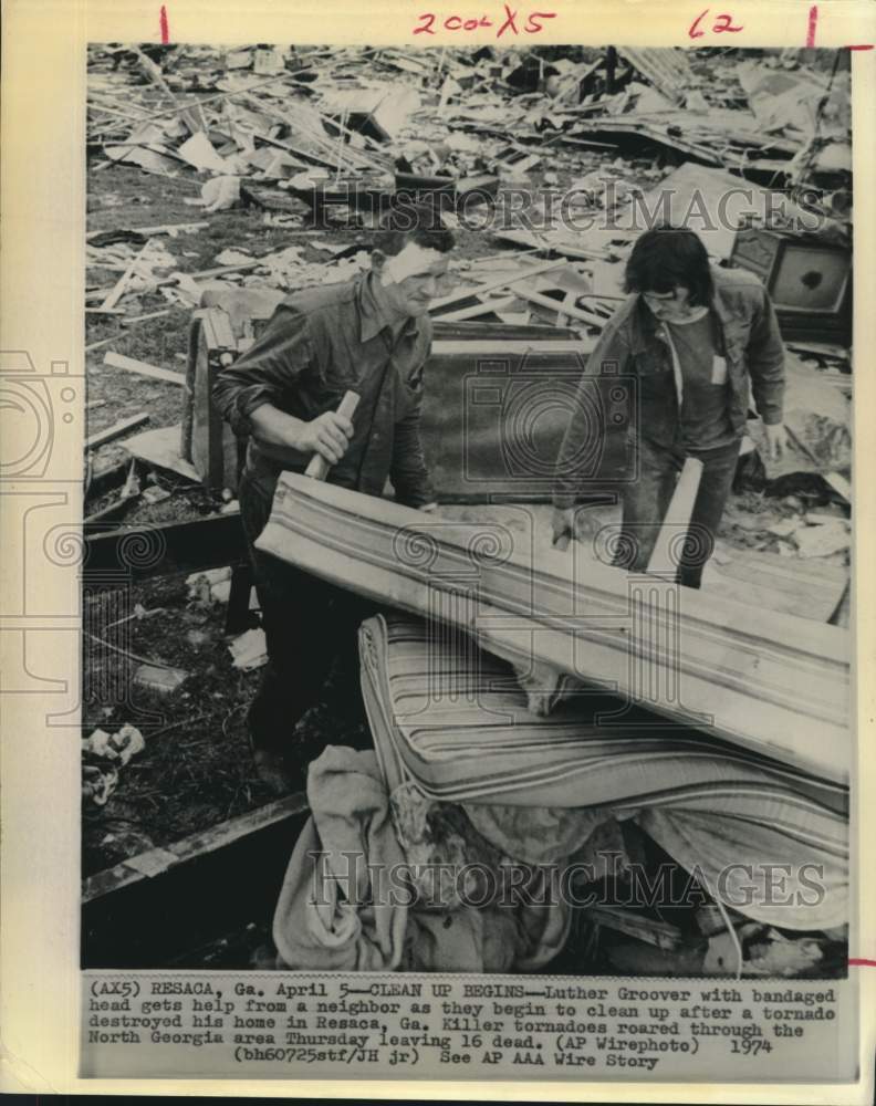 1974 Press Photo Luther Groover and neighbor clean up after tornado - Resaca, GA - Historic Images