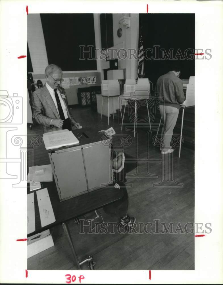 1992 Press Photo Toddler Caroline Queen tries to vote in Harris County,  Texas - Historic Images
