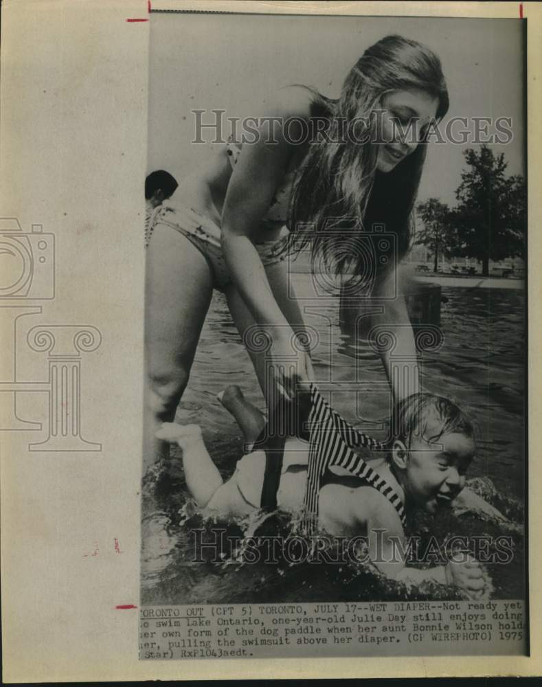 1975 Press Photo Bonnie Wilson With Niece Julie Day Enjoy Lake Ontario, Canada - Historic Images