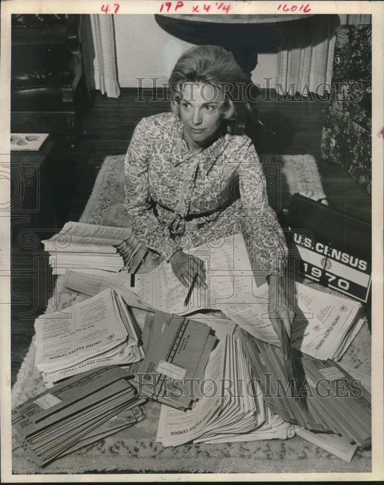 1970 Press Photo Mrs. Olga McLaren Works Through Census Forms in Houston, Texas - Historic Images