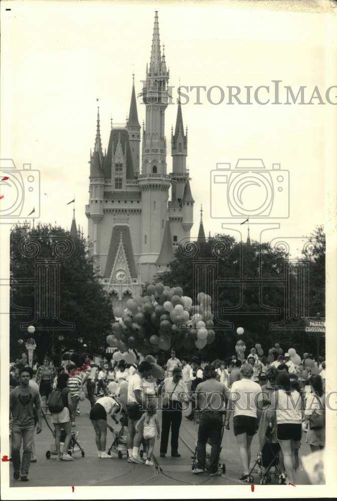1987 Press Photo Cinderella's Palace draws crowds at Walt Disney World, Orlando - Historic Images