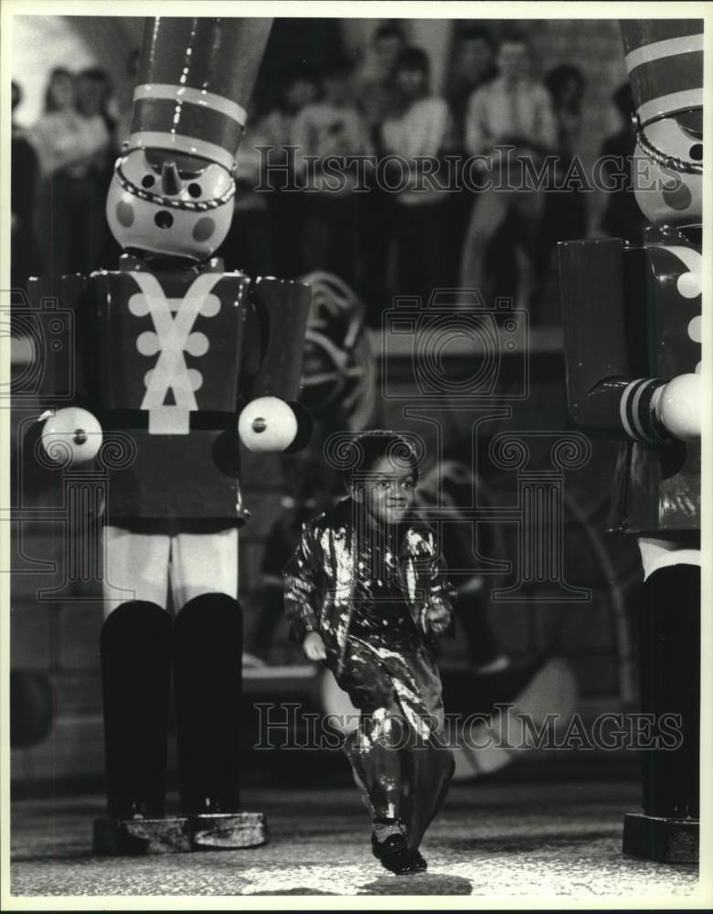 1987 Press Photo Emmanuel Lewis performs for Disney World&#39;s birthday celebration - Historic Images