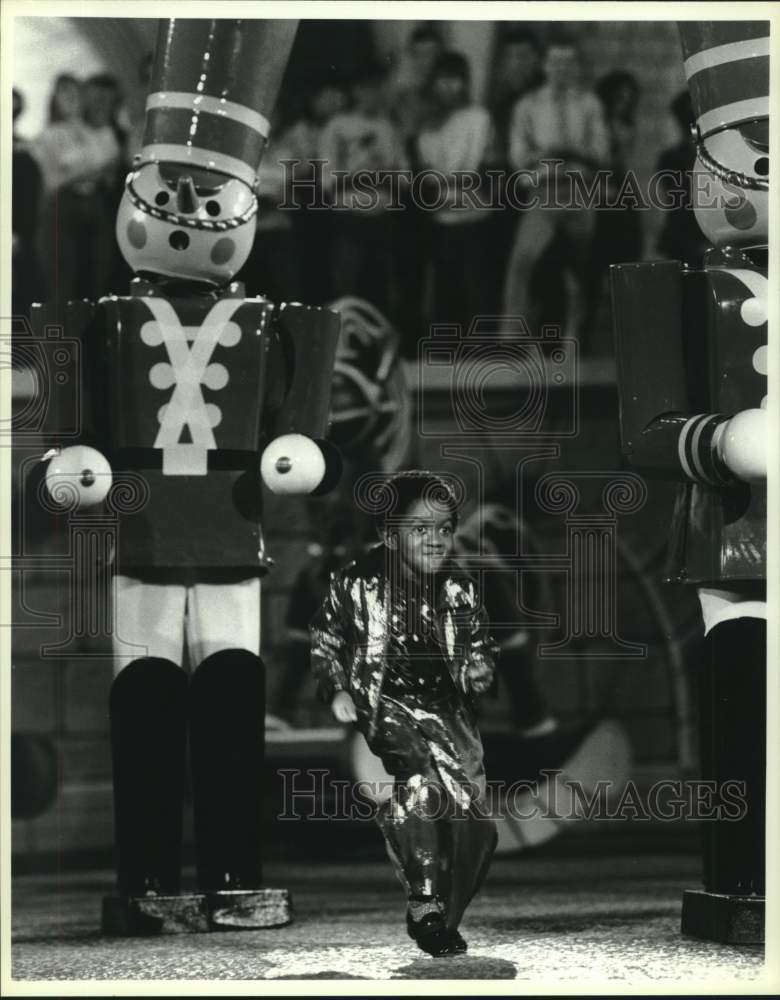 1987 Press Photo Emmanuel Lewis performs for Disney World's birthday celebration - Historic Images
