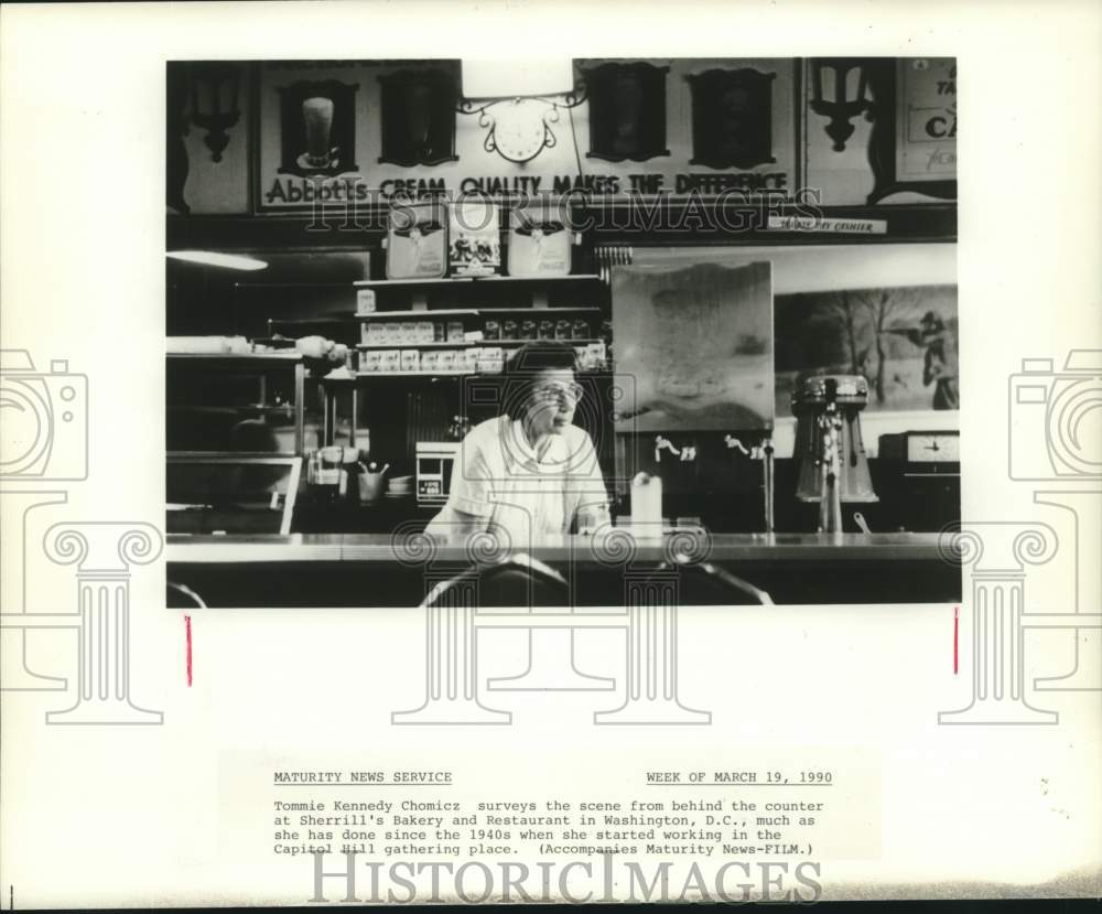 1990 Press Photo Tommie Chomicz surveys Sherrill&#39;s Bakery, Washington, D.C. - Historic Images