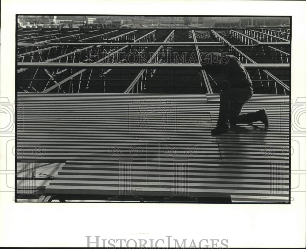 1992 Press Photo Man Works on Welding Project on Building Roof - Historic Images