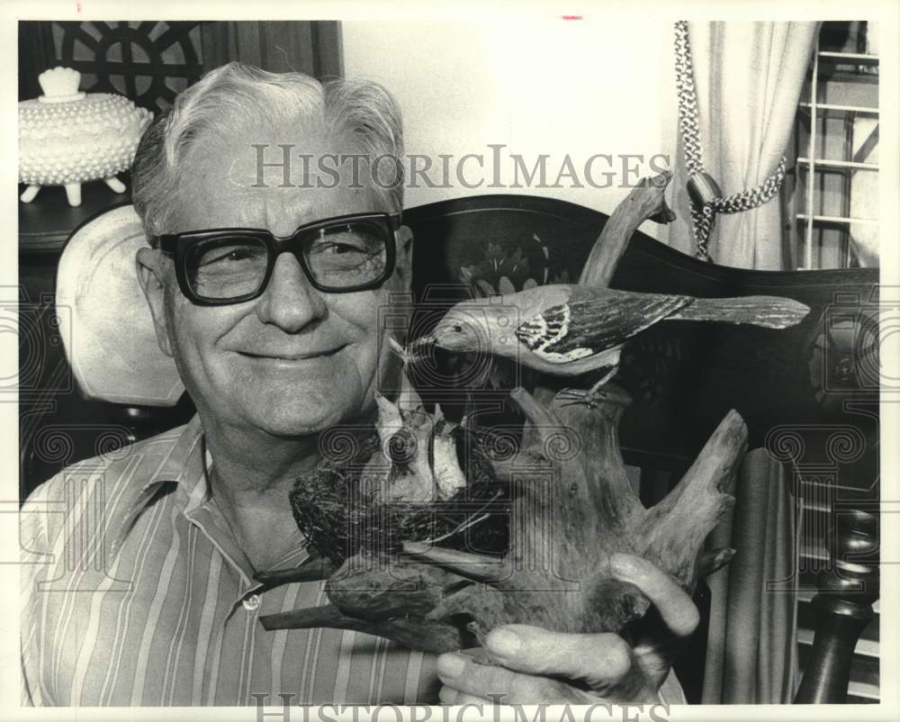 1978 Press Photo G. H. Heideman Shows Off His Wood Carving - Historic Images