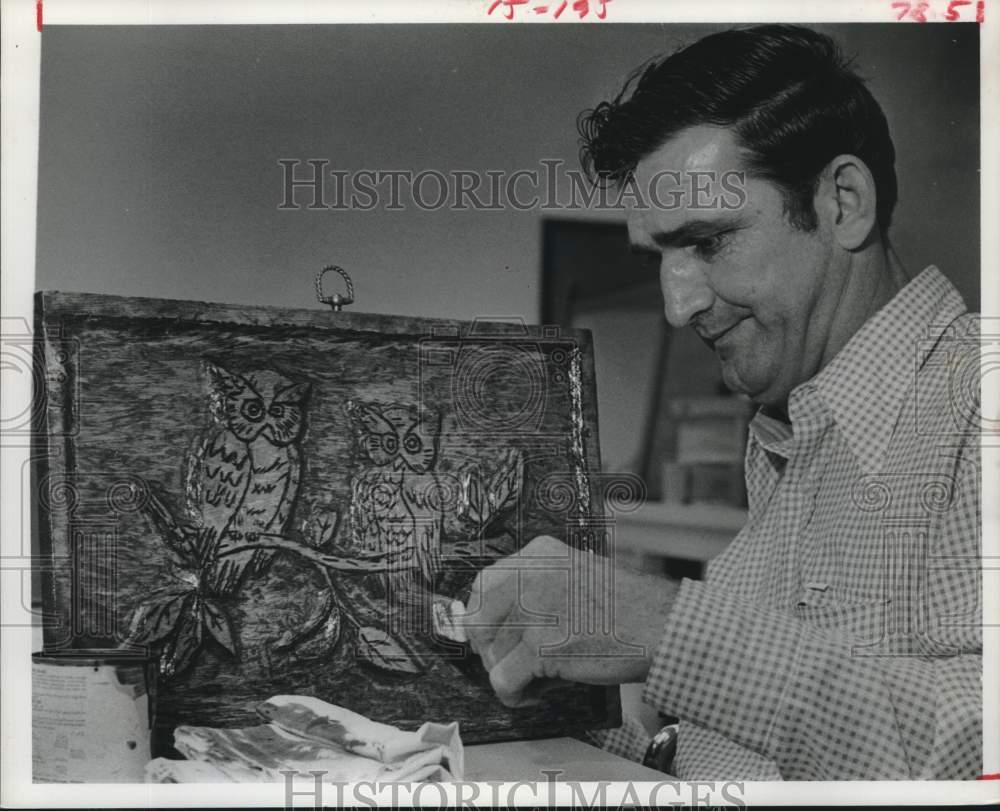 1978 Press Photo Larry Neilus Carves Wood One-Handed in Dallas, Texas - Historic Images