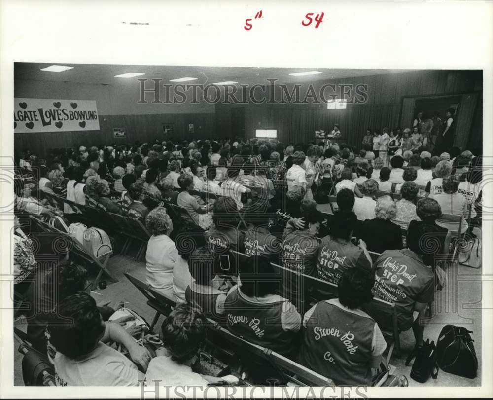 1974 Press Photo Bowlers with Ruth Linn at Women&#39;s Tournament in Memphis, TN - Historic Images