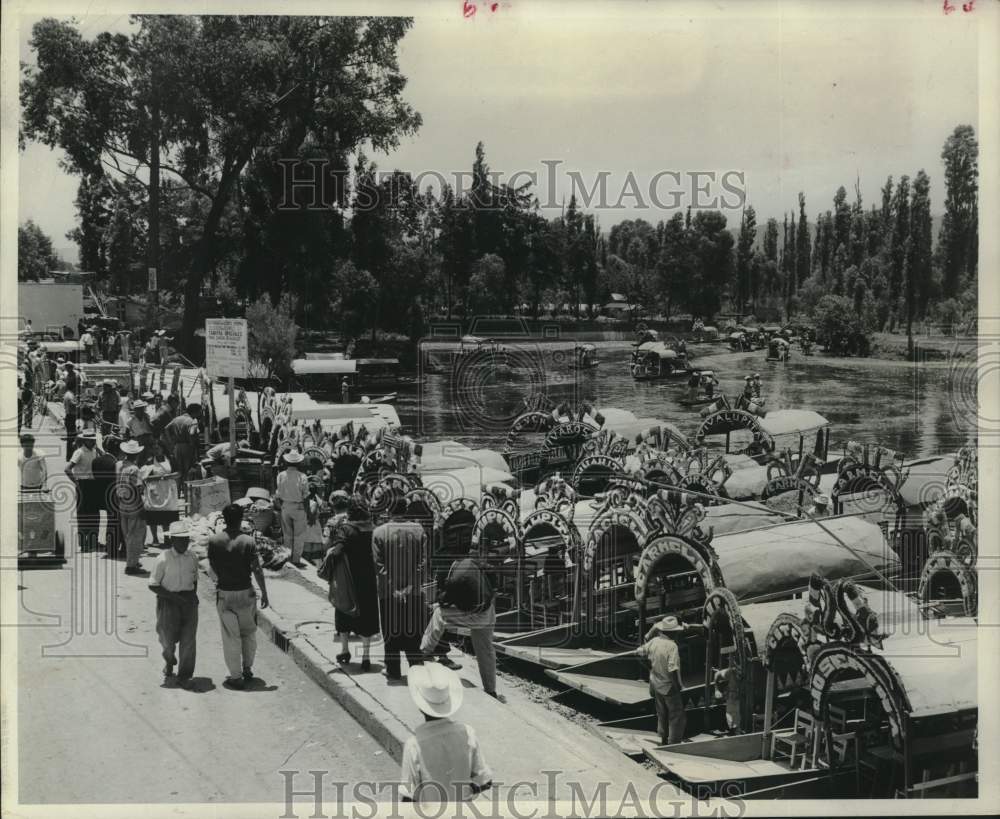 1961 Press Photo Floral Pleasure Boats Take Tourists to Floating Gardens, Mexico - Historic Images