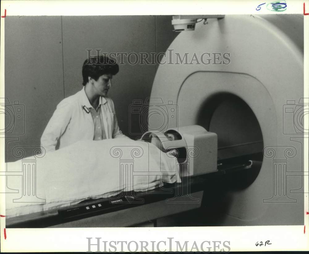 1987 Magnetic Resonance Imaging machine - Historic Images