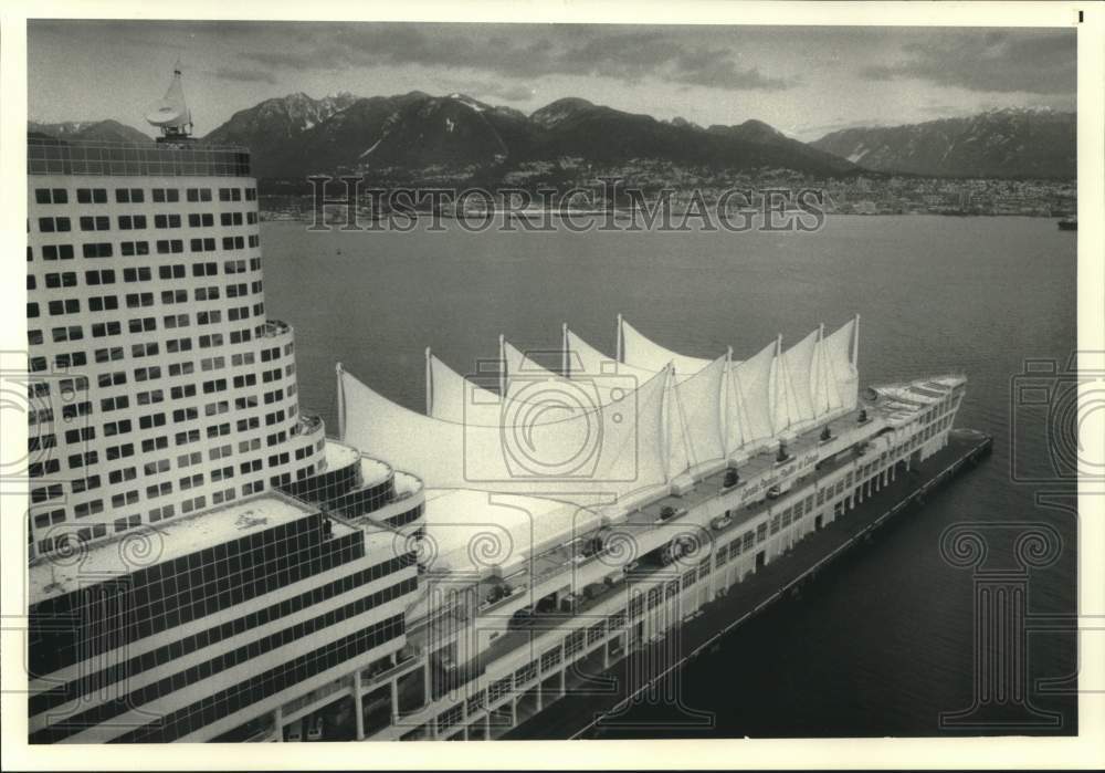 1986 Press Photo Hotel in Vancouver, B.C. shaped like cruise ship for Expo 86 - Historic Images