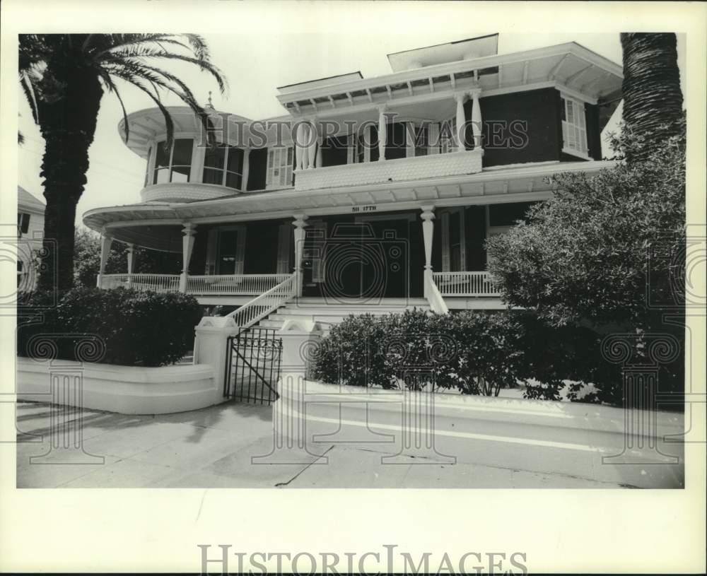 1982 Press Photo View from the Street of the Victorian Inn, Galveston, TX - Historic Images