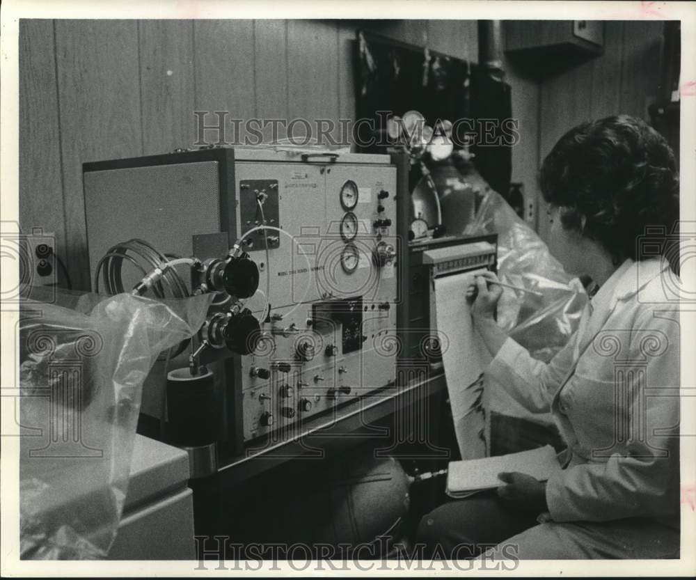 1974 Press Photo Sarah Meeks Monitors Gas Chromatograph at Houston EPA Office - Historic Images