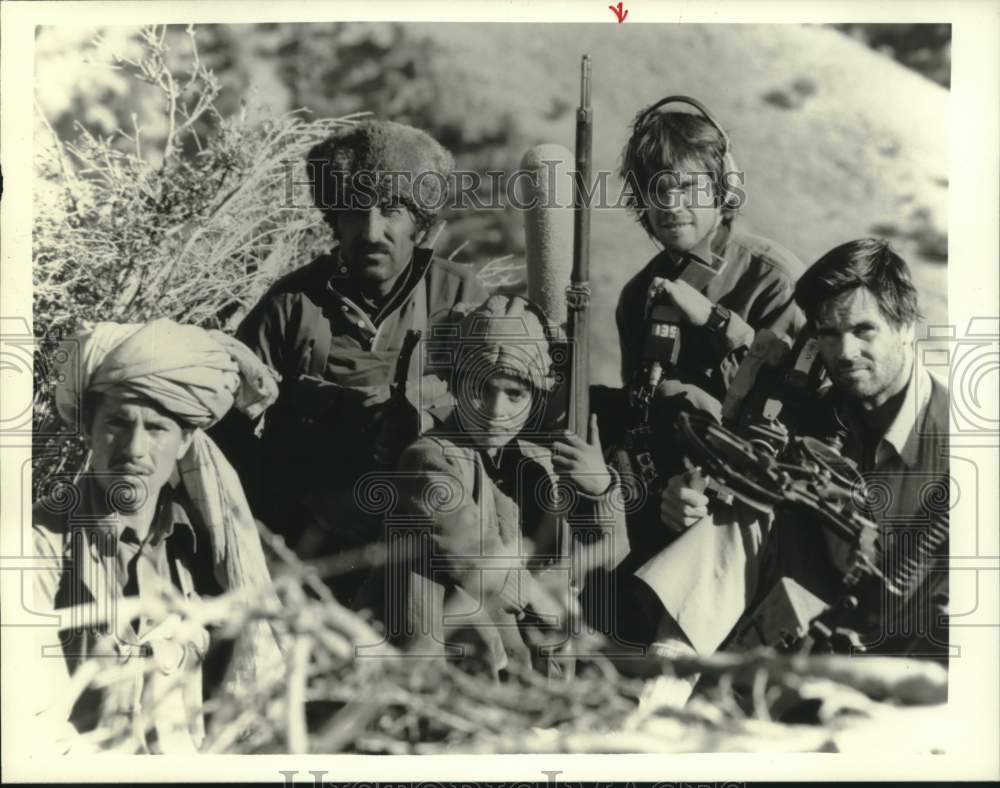 1987 Press Photo Camera and Sound Men With Mujaheddin Fighters in Afghanistan - Historic Images