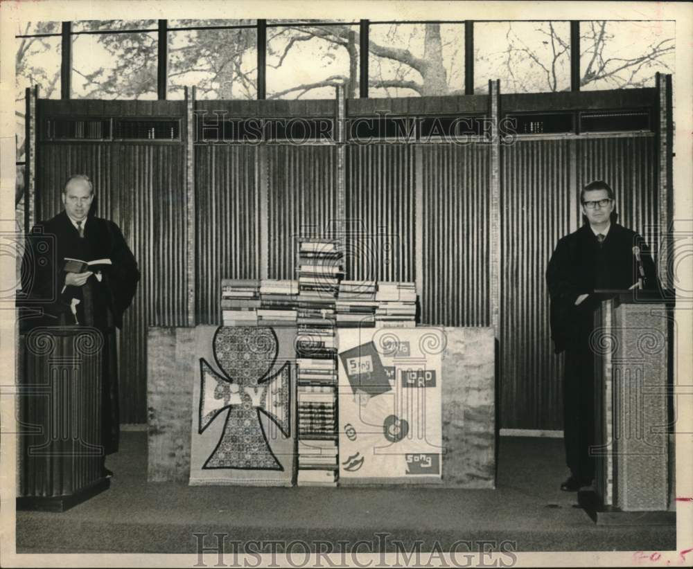 1970 Press Photo Reverands Prepare for Worship Service at University of Houston - Historic Images