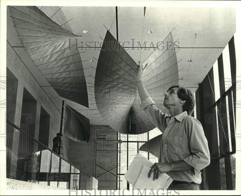 1978 Press Photo Gerhard Eberhand Observes Work at University of Houston Library - Historic Images