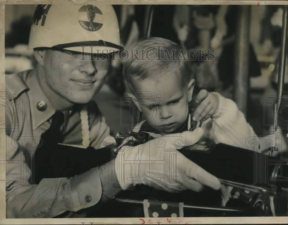 1960 Soldier and Child With Gun, Veterans Day in Houston - Historic Images