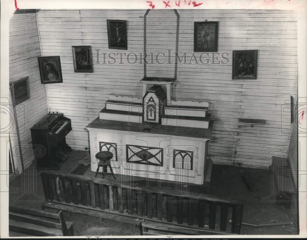 1960 Press Photo Old organ &amp; bare altar at Church of Sparrows in Waller, Texas - Historic Images