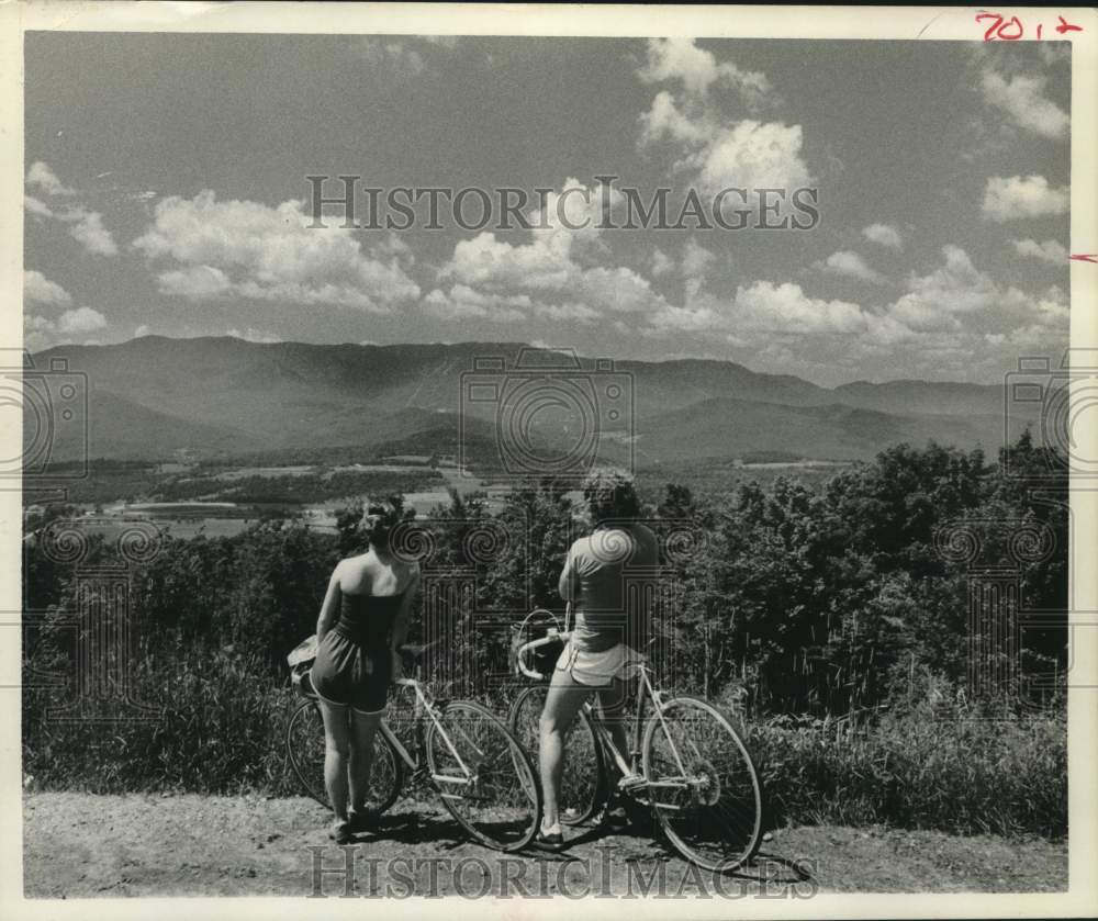 1984 Press Photo Bicyclists enjoy a Vermont panorama near Waitsfield, Vermont - Historic Images