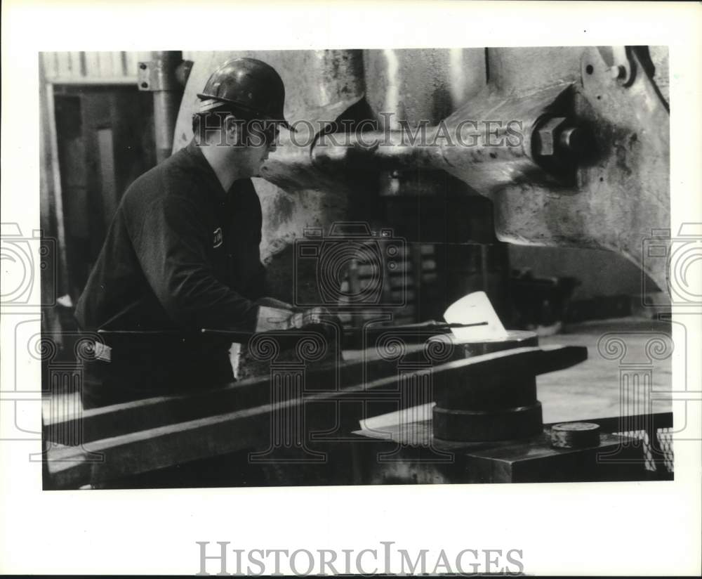 1989 Press Photo Worker at WFI International-Houston - Historic Images